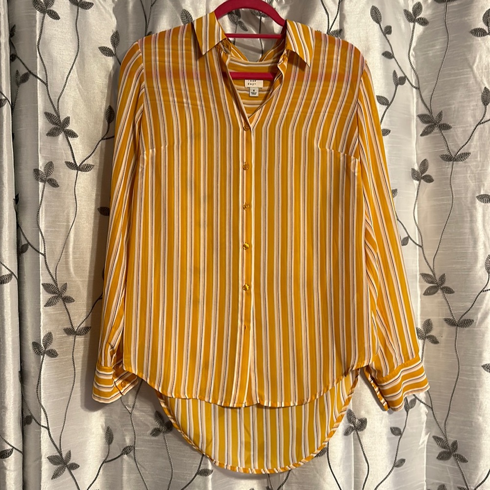 A new day sheer high low button down medium